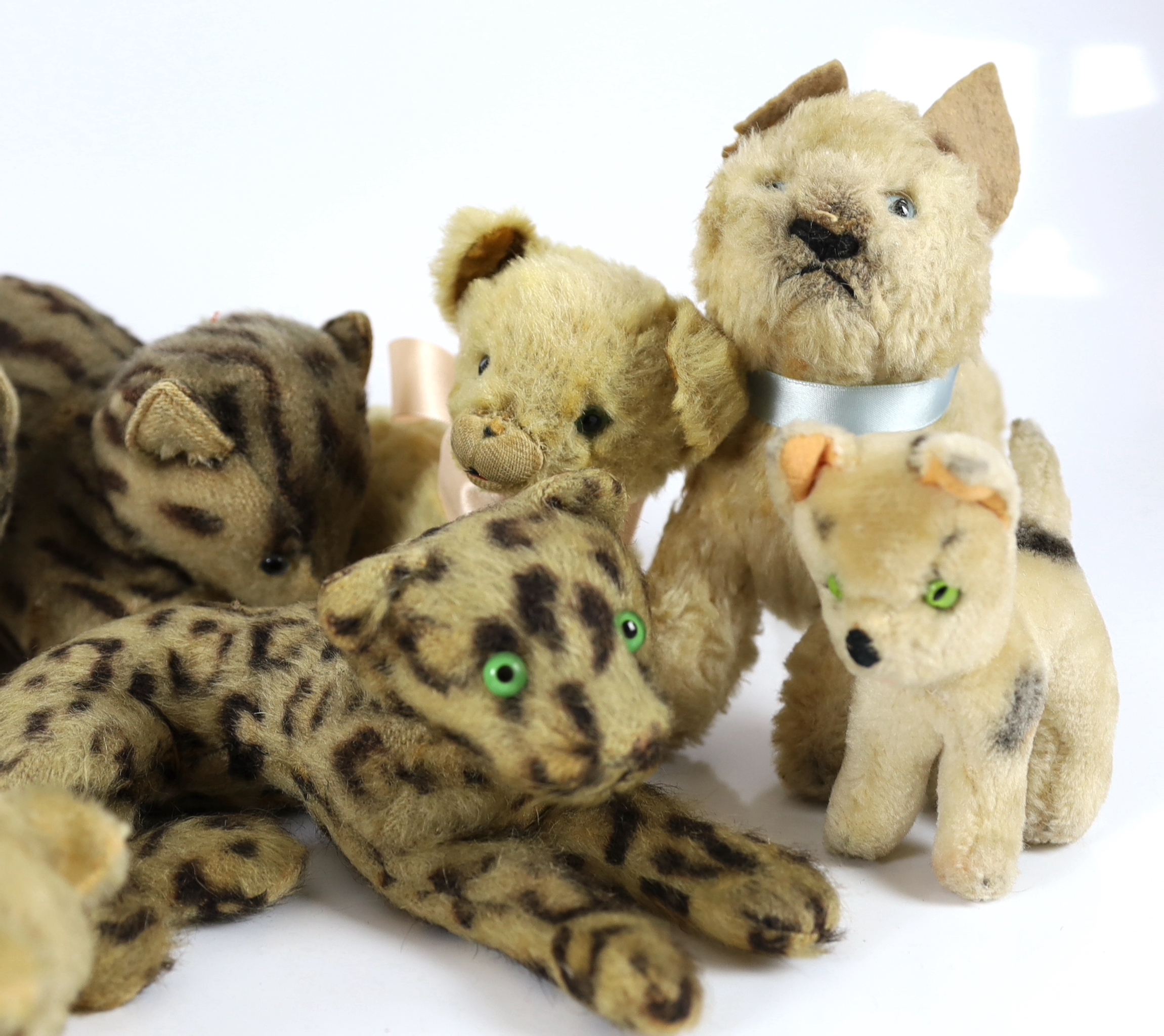 Eight animals and four jungle toys (12)